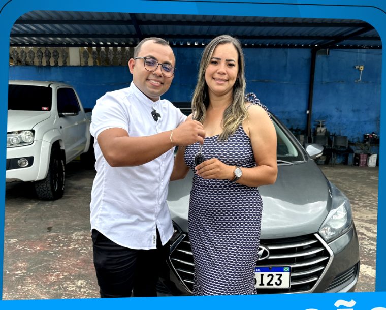 Contemplada recebendo a chave do carro