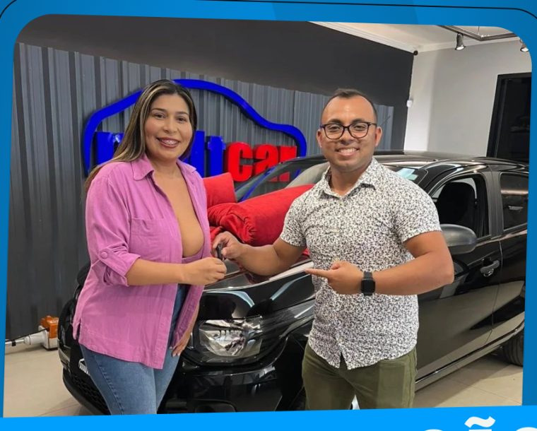 Cliente com a chave do carro novo