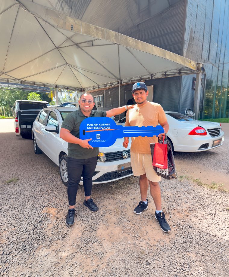 Adjanderson recebendo a chave do carro com o Jhon