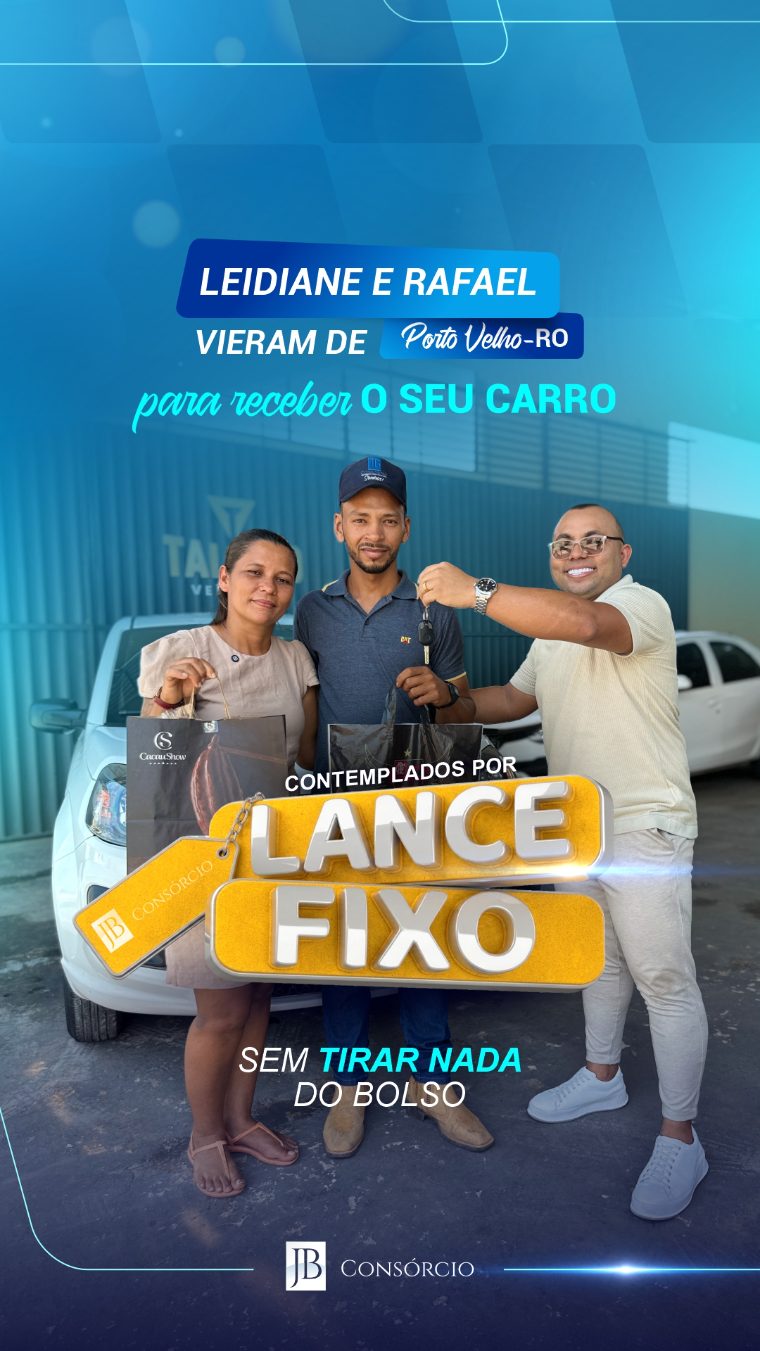Leidiane e Rafael contemplados por lance fixo, recebendo o carro