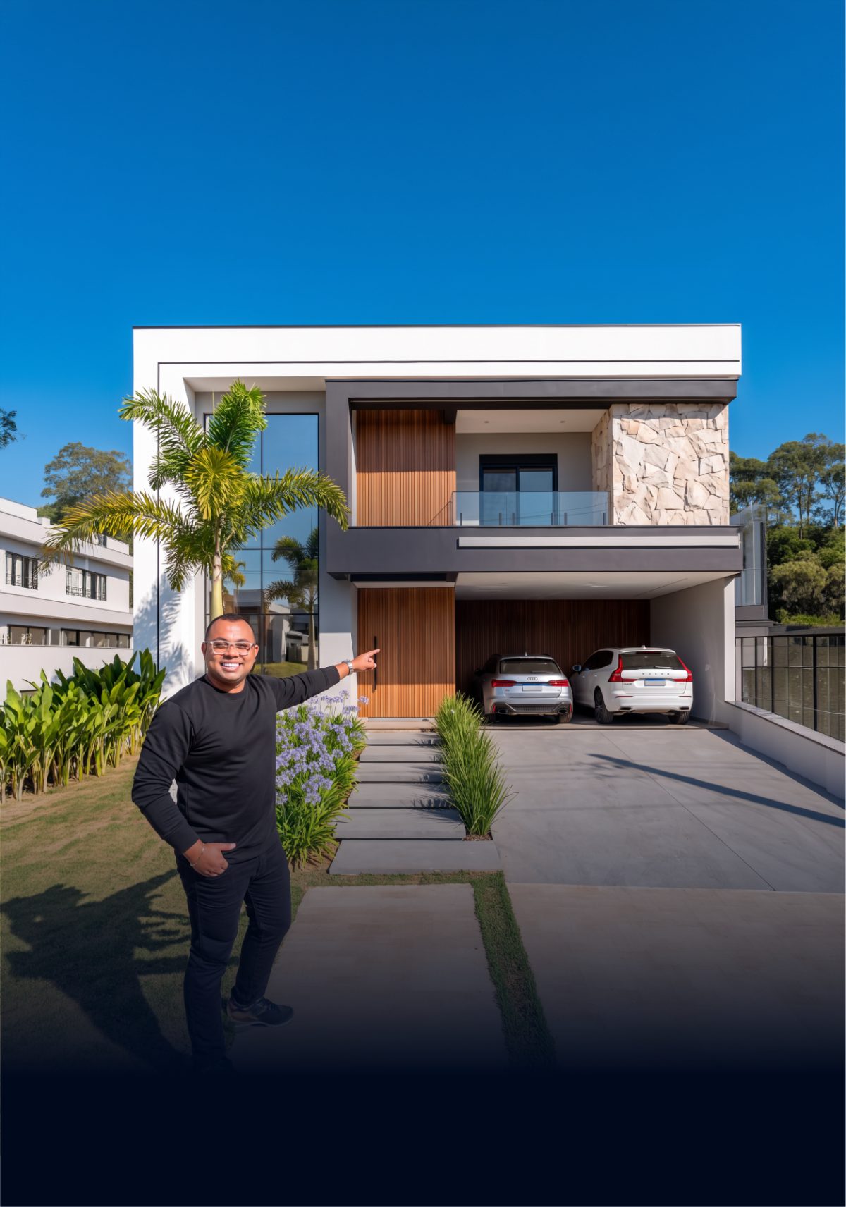 Jhon Borges em frente a uma casa alto padrão entregue por consórcio